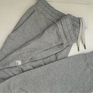 Vuori Performance Jogger Pant - Pale Gray Heather - Size S - Excellent Condition